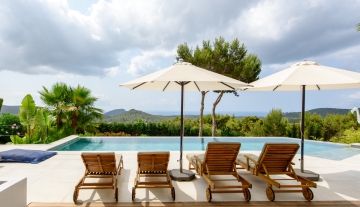 Resa estates huis kopen Ibiza es cubells villa pool and sunbeds.jpg